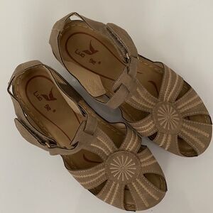 Luo ge casual wedge tan sandals Size 8